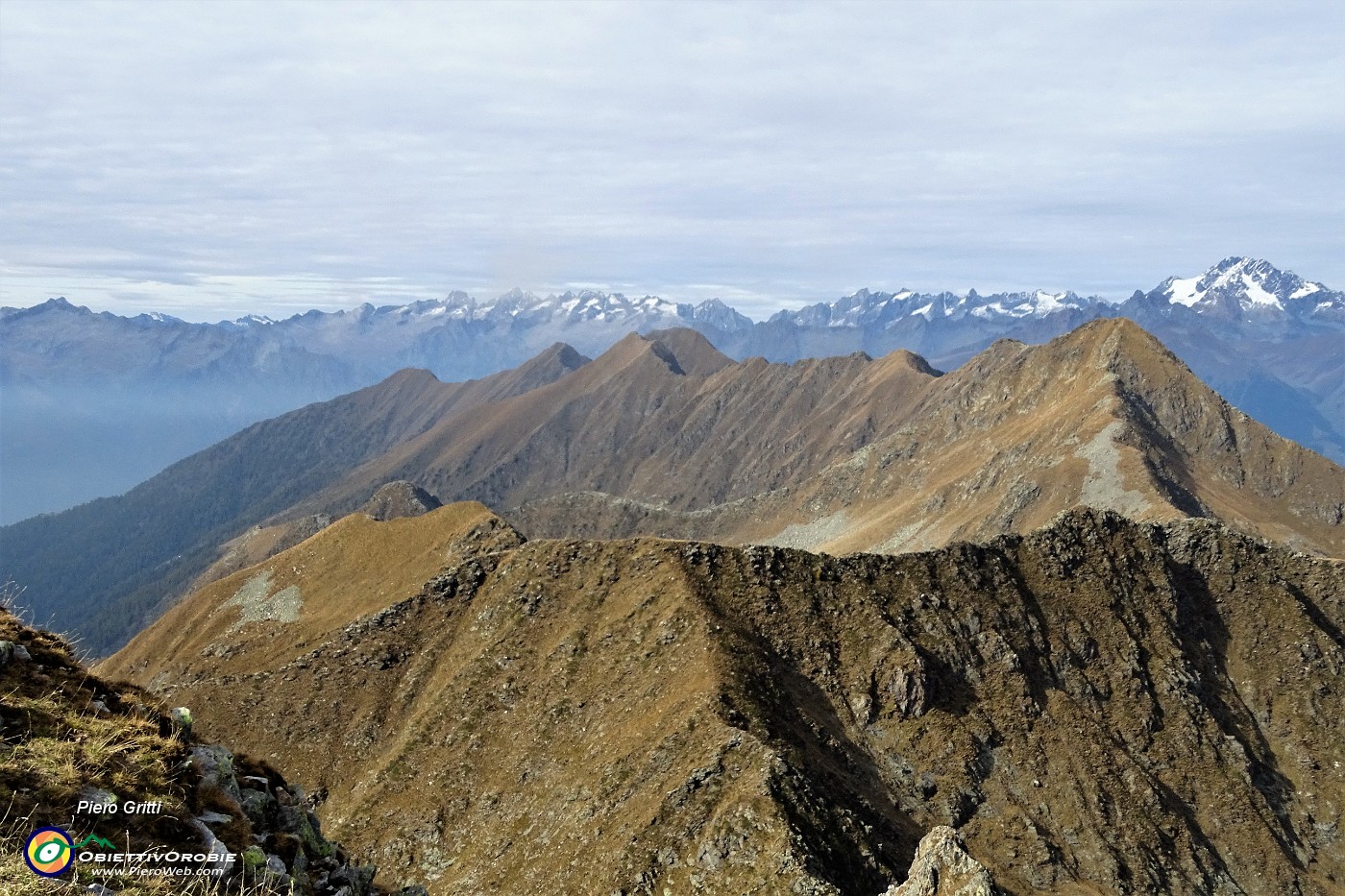 74 In primo piano Cima dei lupi, di Val Lunga e Vallocci, sullo sfondo le Retiche.JPG